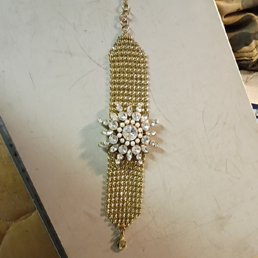 Elegant Gold Bracelet with Crystal Accents